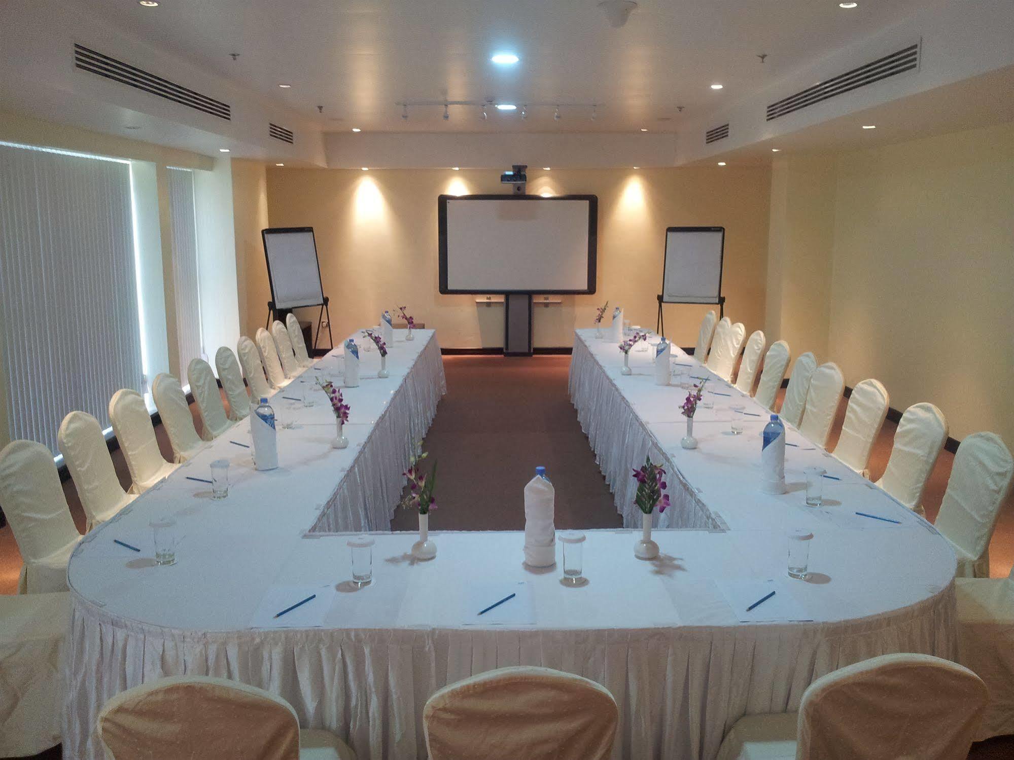 Hotel Gokulam Park Doha Negocio foto